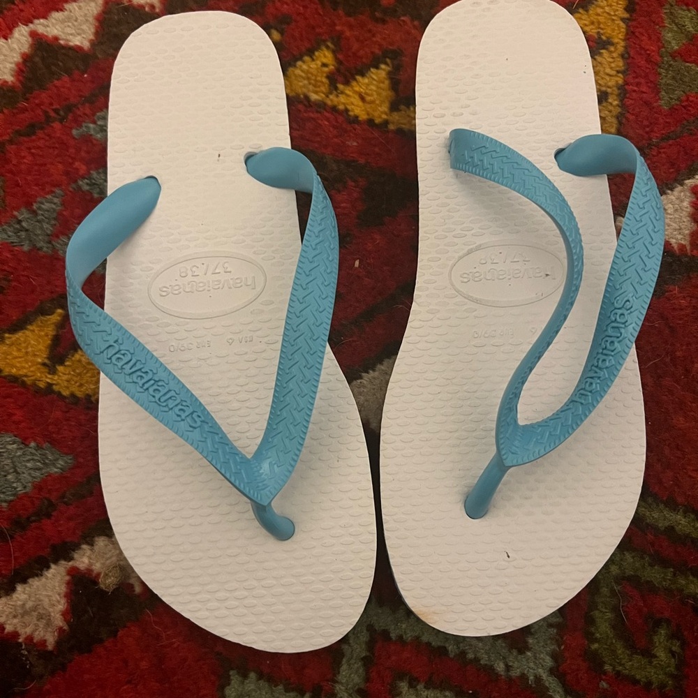 New Havaianas flip flops in classic color